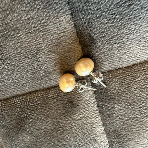 Honora Irredescent gold pearl stud - Picture 3 of 8